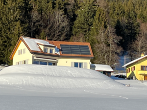 Photovoltaikanlage auf Haus in Schnee