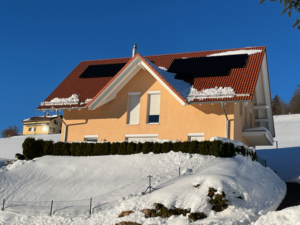 Photovoltaikanlage auf Haus in Schnee in der Schweiz