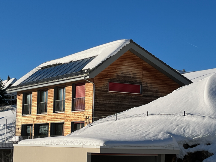 Photovoltaikanlage auf Haus in Schnee in der Schweiz