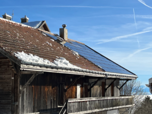 Solaranlage auf Haus in Schnee in der Schweiz
