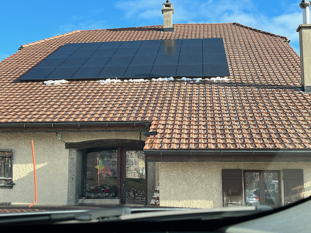Solaranlage auf Haus in der Schweiz