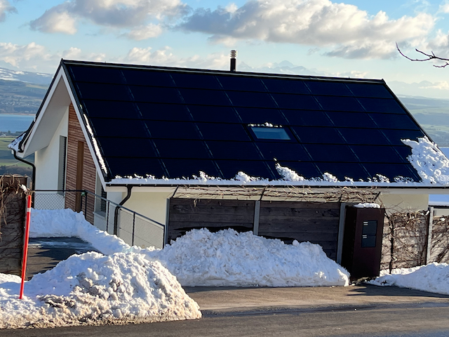 Solaranlage auf Haus in Schnee in der Schweiz