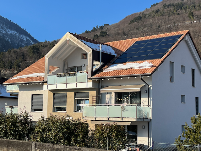 Photovoltaikanlage auf Mehrfamilienhaus