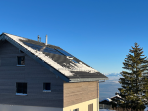 Solaranlage auf Einfamilienhaus im Schnee