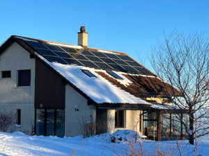 Photovoltaikanlage auf Haus in Schnee