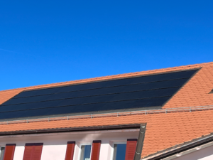 Detail von Indach Photovoltaikanlage auf Haus in der Schweiz
